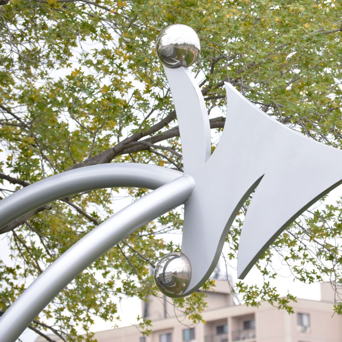 Large-scale metal sculpture in the shape of an arrow